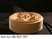 Бамбуковая пароварка с вкусными горячими клецками на столе. Стоковое фото, фотограф Pixel_shot / Фотобанк Лори