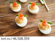 Вкусные вареные яйца на деревянном столе. Стоковое фото, фотограф Pixel_shot / Фотобанк Лори