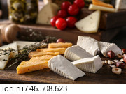 Ассортимент вкусных сыров на деревянной доске. Стоковое фото, фотограф Pixel_shot / Фотобанк Лори