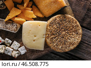 Доска с ассортиментом вкусных сыров на деревянном столе. Стоковое фото, фотограф Pixel_shot / Фотобанк Лори