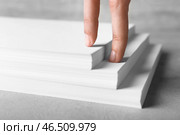Человеческая рука, имитирующая ходьбу наверх. Концепция карьерного роста. Стоковое фото, фотограф Pixel_shot / Фотобанк Лори