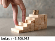 Человеческая рука, имитирующая ходьбу наверх. Концепция карьерного роста. Стоковое фото, фотограф Pixel_shot / Фотобанк Лори