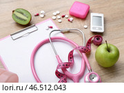 Композиция с клеммной доской, измерительной лентой, таблетками и фруктами на деревянном фоне, крупным планом. Стоковое фото, фотограф Pixel_shot / Фотобанк Лори