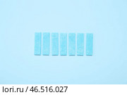 Жевательные резинки разного цвета на голубом фоне. Стоковое фото, фотограф Pixel_shot / Фотобанк Лори