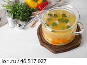 Горшок с вкусным супом из фрикаделек и овощами на светлом деревянном фоне. Стоковое фото, фотограф Pixel_shot / Фотобанк Лори