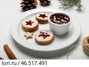 Тарелка с вкусным линцерским печеньем и джемом на белом фоне. Стоковое фото, фотограф Pixel_shot / Фотобанк Лори