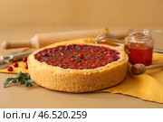 Вкусный брусничный пирог и варенье на цветном деревянном столе. Стоковое фото, фотограф Pixel_shot / Фотобанк Лори