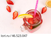 Кувшинчик с вкусным клубничным напитком на белом фоне. Стоковое фото, фотограф Pixel_shot / Фотобанк Лори