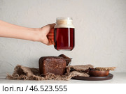 Женская рука с банкой свежего кваса и хлебом на белом фоне. Стоковое фото, фотограф Pixel_shot / Фотобанк Лори