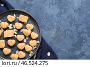 Тарелка с вкусными марципановыми конфетами и миндальными хлопьями на цветном фоне. Стоковое фото, фотограф Pixel_shot / Фотобанк Лори