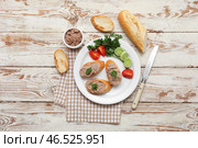 Тосты с вкусным паштетом, помидорами, петрушкой и кольцами лука на светлом деревянном фоне. Стоковое фото, фотограф Pixel_shot / Фотобанк Лори