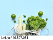 Сетчатый мешок с разными свежими овощами на голубом фоне. Стоковое фото, фотограф Pixel_shot / Фотобанк Лори