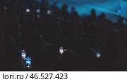 Audience filming event with smartphones in dark ambiance. Стоковое видео, видеограф Антон Гвоздиков / Фотобанк Лори