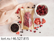 Композиция с вкусными сублимированными ягодами на светлом фоне. Стоковое фото, фотограф Pixel_shot / Фотобанк Лори