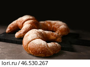 Вкусные свежие серповидные рулетики на сером столе. Стоковое фото, фотограф Pixel_shot / Фотобанк Лори