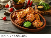 Тарелка с вкусными колбасными шариками и соусом на деревянном столе. Стоковое фото, фотограф Pixel_shot / Фотобанк Лори