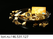 Поднос с золотыми самородками, биткойнами, кредитной картой и ожерельем на черном фоне. Стоковое фото, фотограф Pixel_shot / Фотобанк Лори