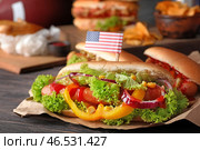 Вкусные хот-доги с флагом США на столе. Стоковое фото, фотограф Pixel_shot / Фотобанк Лори