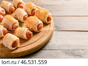Свежие вкусные колбасные рулетики на деревянной доске. Стоковое фото, фотограф Pixel_shot / Фотобанк Лори
