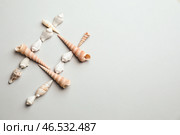 Знак хештега из морских ракушек на сером фоне. Стоковое фото, фотограф Pixel_shot / Фотобанк Лори