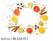 Рама изготовлена из ингредиентов для вкусного глинтвейна на белом фоне. Стоковое фото, фотограф Pixel_shot / Фотобанк Лори