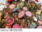 Украшенная ель (крупный план). Празднование Масленицы. Манежная площадь. Москва. Редакционное фото, фотограф E. O. / Фотобанк Лори