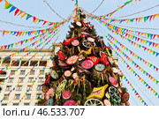 Украшенная ель. Празднование Масленицы. Манежная площадь. Москва. Россия. Редакционное фото, фотограф E. O. / Фотобанк Лори