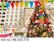 Украшенная ель. Празднование Масленицы на Манежной площади. Москва. Россия. Редакционное фото, фотограф E. O. / Фотобанк Лори