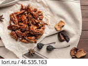 Вкусные засахаренные орехи пекан на деревянном столе. Стоковое фото, фотограф Pixel_shot / Фотобанк Лори