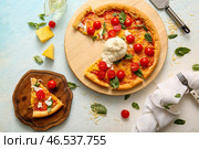 Деревянные дощечки с вкусной пиццей с сыром Буррата на голубом фоне. Стоковое фото, фотограф Pixel_shot / Фотобанк Лори