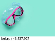 Розовая плавательная маска на бирюзовом фоне. Стоковое фото, фотограф Pixel_shot / Фотобанк Лори