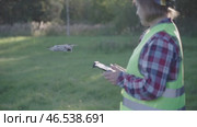 The woman surveyor controls the geodetic Quadro copter to perform engineering surveys. Стоковое видео, видеограф Скрипачев Антон / Фотобанк Лори