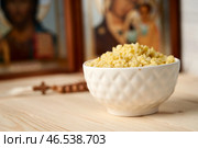 A white plate with porridge in front of the Orthodox icon. Lenten food, great post. Стоковое фото, фотограф Скрипачев Антон / Фотобанк Лори