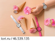 Женские наручные и стильные наручные часы на цветном фоне. Стоковое фото, фотограф Pixel_shot / Фотобанк Лори