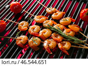 Шашлычки с вкусными креветками, помидорами и розмарином на гриле, крупным планом. Стоковое фото, фотограф Pixel_shot / Фотобанк Лори