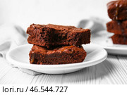 Тарелка с кусочками вкусного шоколадного брауни на столе. Стоковое фото, фотограф Pixel_shot / Фотобанк Лори