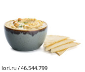 Чаша с вкусным хумусом и питой на белом фоне. Стоковое фото, фотограф Pixel_shot / Фотобанк Лори