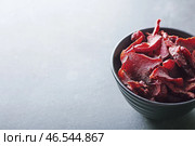 Чаша с острой вяленой говядиной на темном фоне. Стоковое фото, фотограф Pixel_shot / Фотобанк Лори