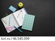 Набор канцелярских принадлежностей с яблоком на темной доске. Празднование Дня Пи. Стоковое фото, фотограф Pixel_shot / Фотобанк Лори