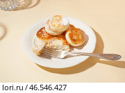 Тарелка с вкусными сырниками на цветном фоне. Стоковое фото, фотограф Pixel_shot / Фотобанк Лори