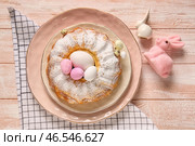 Тарелка с вкусным куличом, яйцами и кроликами на светлом деревянном фоне. Стоковое фото, фотограф Pixel_shot / Фотобанк Лори