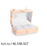 Пустая коробочка для обручальных колец на белом фоне. Стоковое фото, фотограф Pixel_shot / Фотобанк Лори