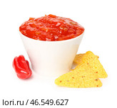 Чаша вкусного соуса сальса, начос и перца на белом фоне. Стоковое фото, фотограф Pixel_shot / Фотобанк Лори
