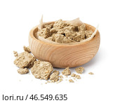 Деревянная миска вкусной халвы на белом фоне. Стоковое фото, фотограф Pixel_shot / Фотобанк Лори
