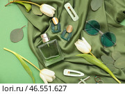 Композиция с модными женскими аксессуарами, флаконом парфюма и тюльпанами на цветном фоне. Стоковое фото, фотограф Pixel_shot / Фотобанк Лори