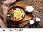 Миска вкусного супа "Ходжподж" на деревянном фоне. Стоковое фото, фотограф Pixel_shot / Фотобанк Лори