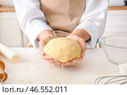 Женщина месит тесто для итальянских Гриссини на белом столе на кухне. Стоковое фото, фотограф Pixel_shot / Фотобанк Лори