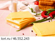 Кусочки вкусного обработанного сыра с луком-пореем и чили на розовом фоне плитки. Стоковое фото, фотограф Pixel_shot / Фотобанк Лори