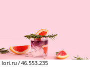 Классический джин-тоник с грейпфрутом на розовом фоне. Стоковое фото, фотограф Pixel_shot / Фотобанк Лори
