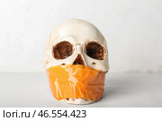 Приклеенный человеческий череп на белом фоне. Концепция цензуры. Стоковое фото, фотограф Pixel_shot / Фотобанк Лори